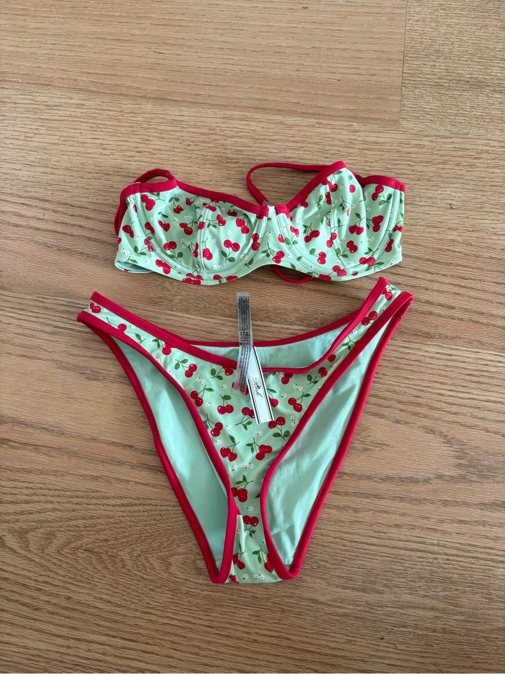Frankie’s Bikinis set 🍒
